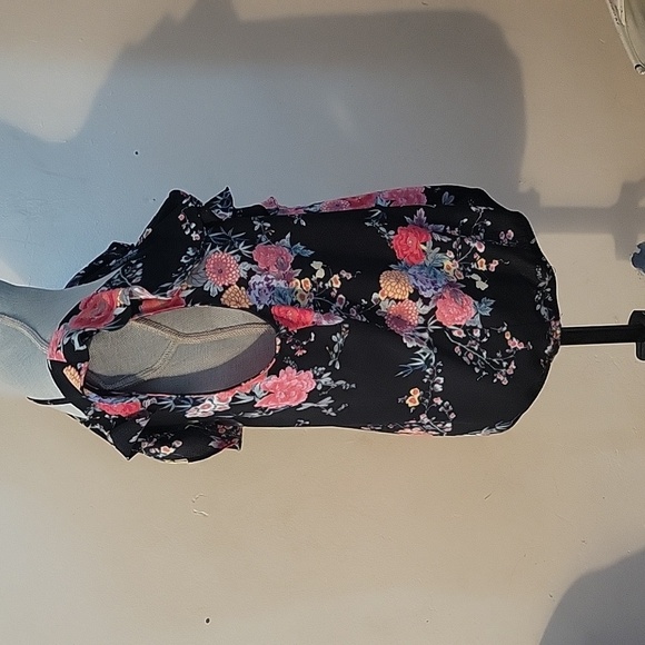 B Wear Woman's Sleeveless Black & Pink Floral V- Neck Ruffle Top, Size: XL - Picture 3 of 6